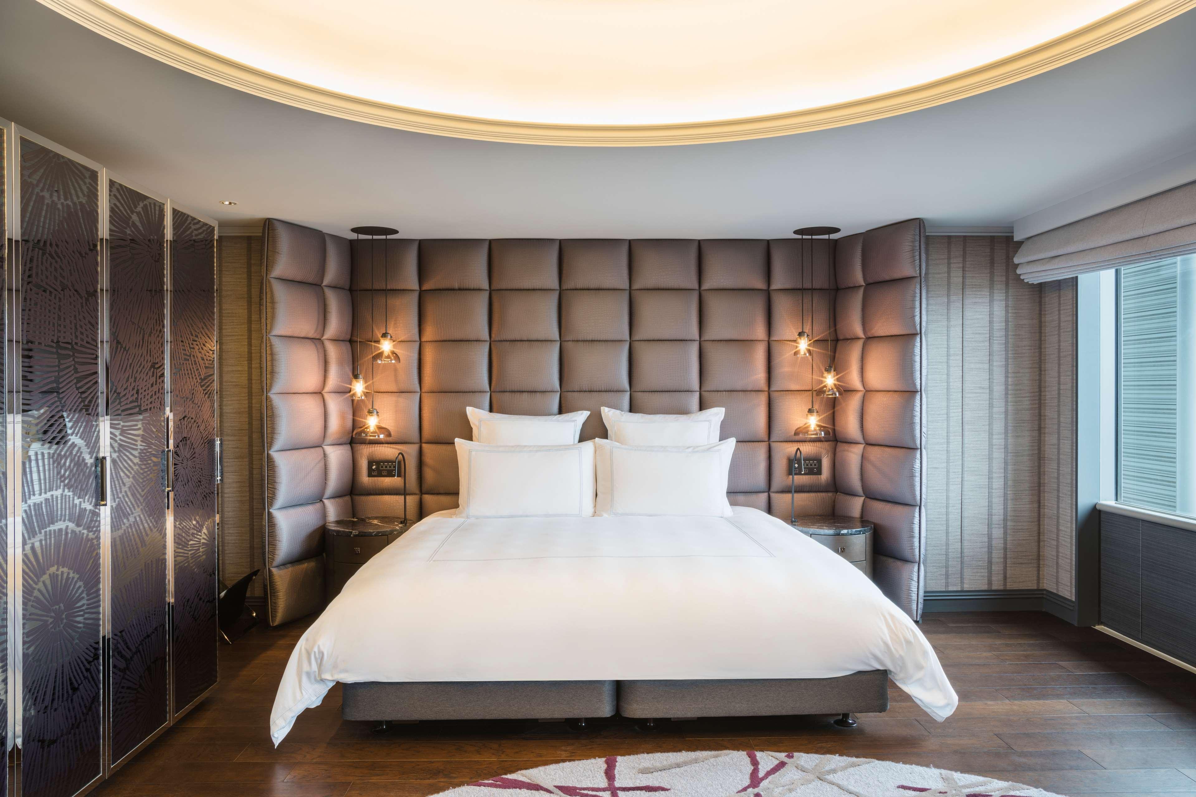 Swissotel Nankai Osaka Exteriör bild A bedroom at the Mandarin Oriental
