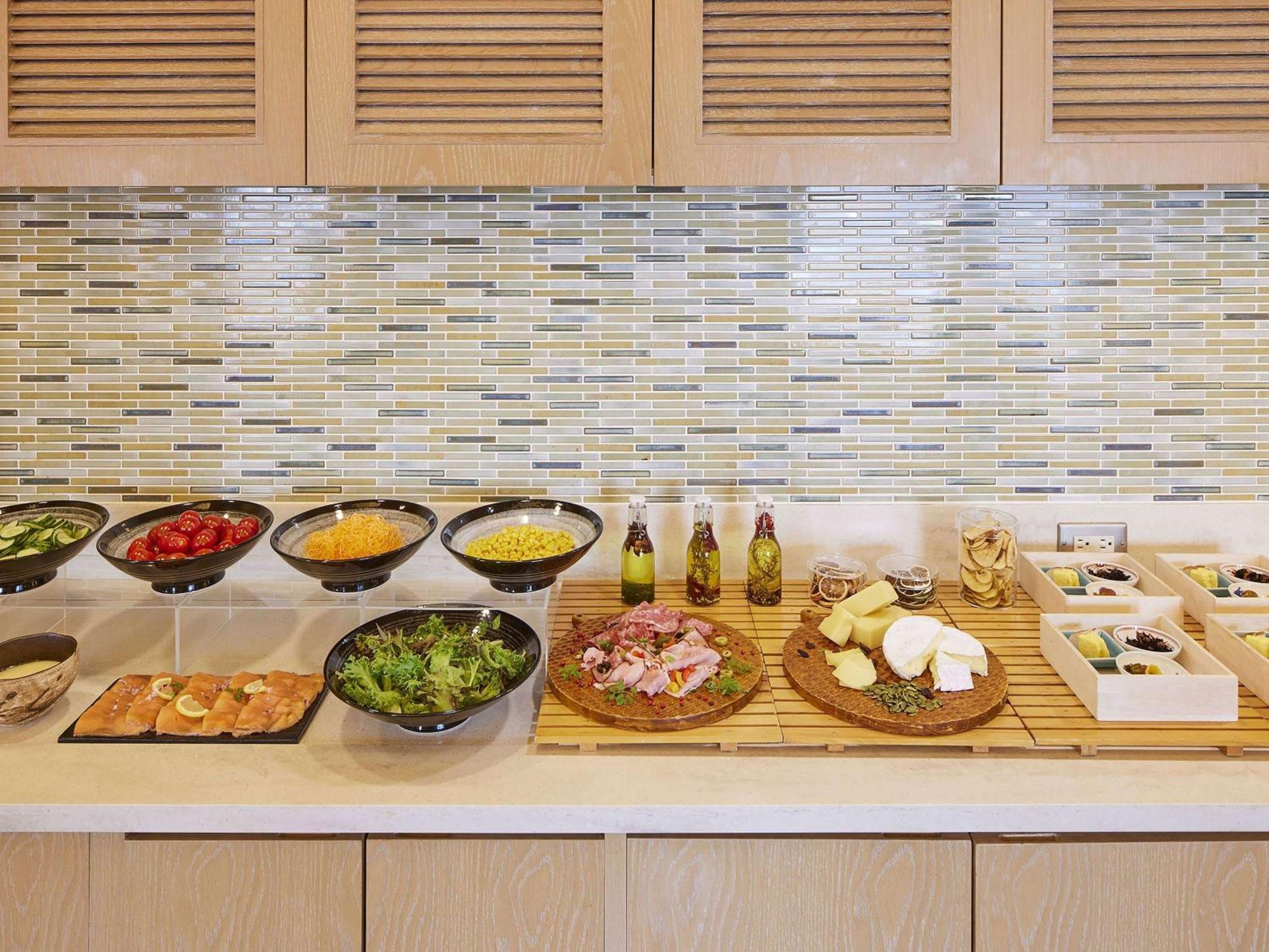 Swissotel Nankai Osaka Exteriör bild A salad bar
