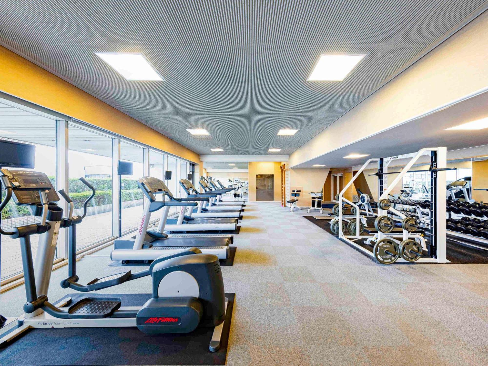 Swissotel Nankai Osaka Exteriör bild The gym at the hotel