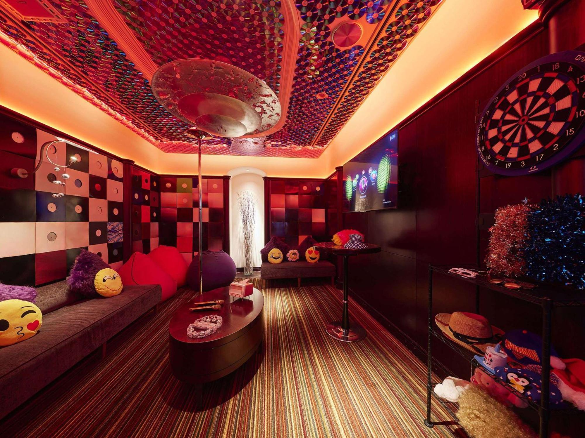 Swissotel Nankai Osaka Exteriör bild A karaoke box in Japan