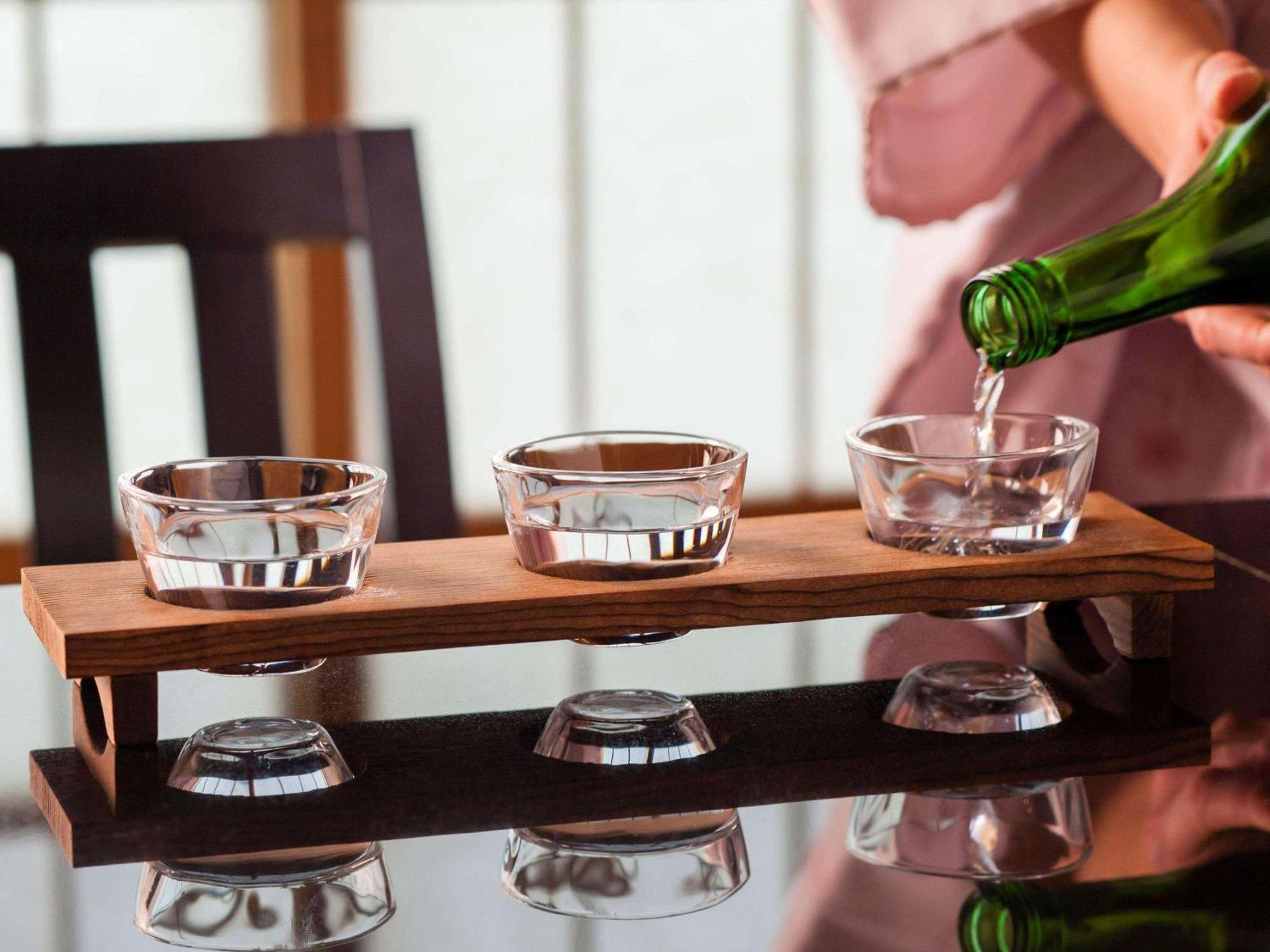 Swissotel Nankai Osaka Exteriör bild A server pouring soju