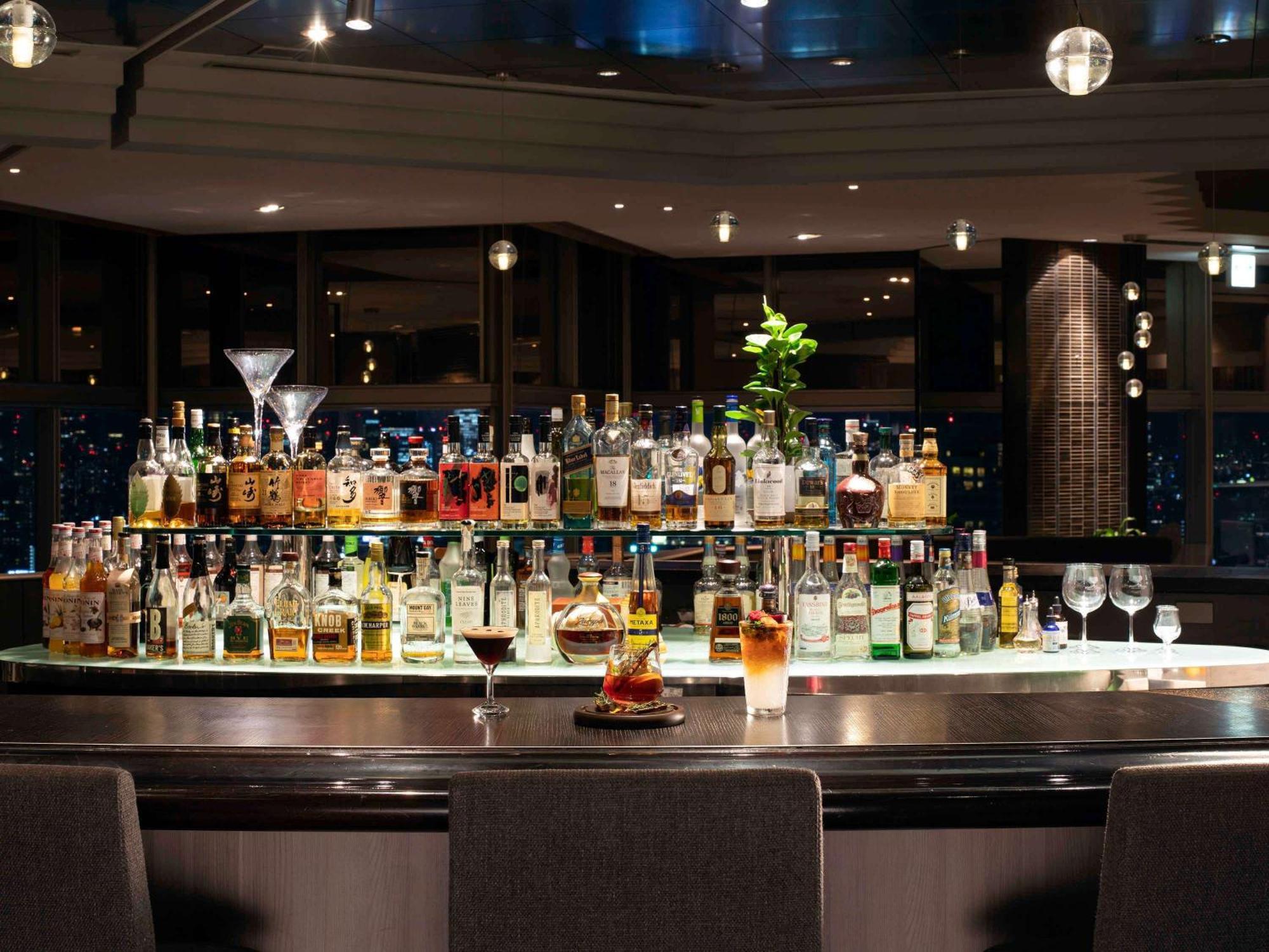 Swissotel Nankai Osaka Exteriör bild The bar at the 360° Lounge